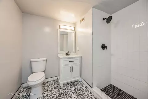 Bath - 6339 S Artesian Ave, Chicago, IL 60629 photo 1 of 2