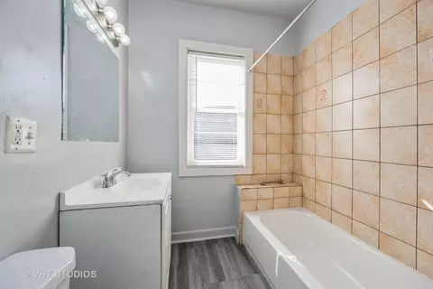 Bath - 6339 S Artesian Ave, Chicago, IL 60629 photo 2 of 2