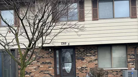7315 Winthrop Way #5, Downers Grove, IL 60516