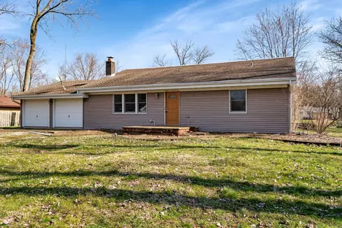 3220 N Lakeside Dr, Coal City, IL 60416