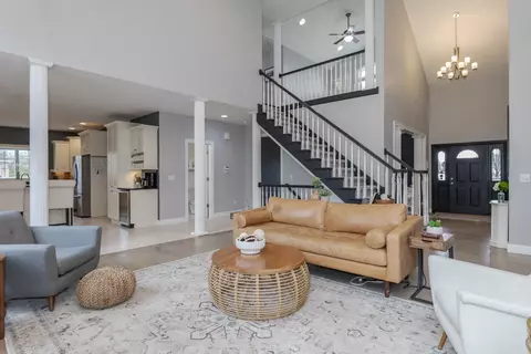 Living - 1 Tangle Oaks Ct, Bloomington, IL 61705 photo 6 of 9
