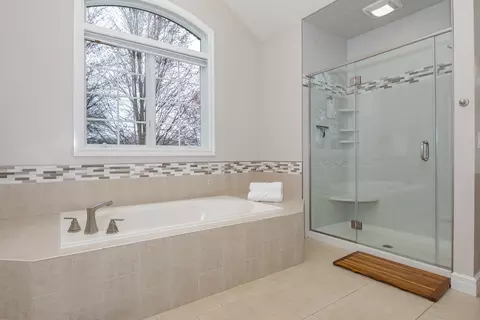 Bath - 1 Tangle Oaks Ct, Bloomington, IL 61705 photo 4 of 8