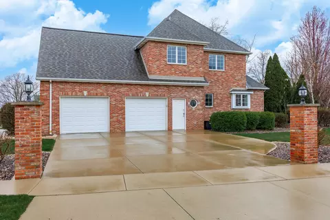Exterior - 1 Tangle Oaks Ct, Bloomington, IL 61705 photo 8 of 9