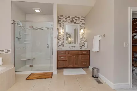 Bath - 1 Tangle Oaks Ct, Bloomington, IL 61705 photo 1 of 8