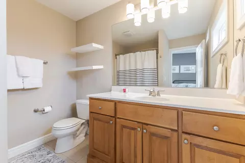 Bath - 1 Tangle Oaks Ct, Bloomington, IL 61705 photo 6 of 8