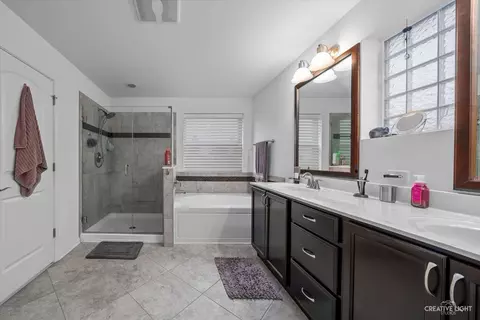 Bath - 3314 Stratton St, Elgin, IL 60124 photo 4 of 5