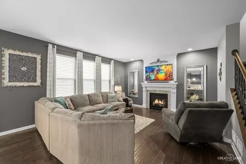 Living - 3314 Stratton St, Elgin, IL 60124 photo 2 of 6