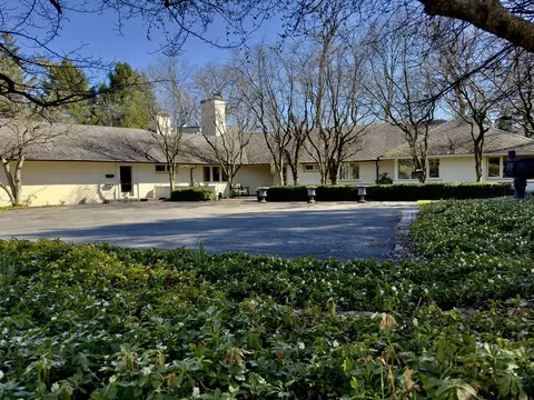 600 N Mayflower Rd, Lake Forest, IL 60045