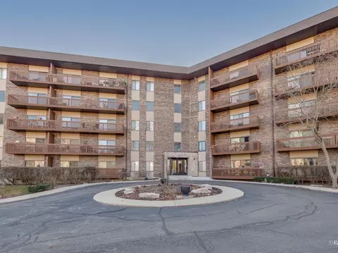 120 Lakeview Dr #503, Bloomingdale, IL 60108