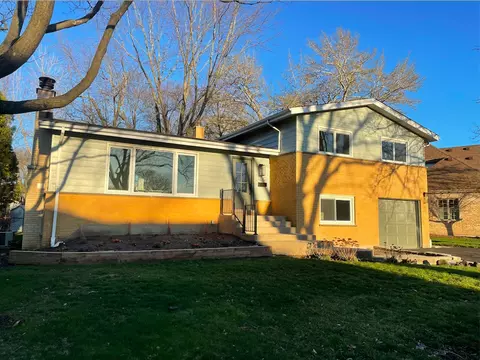 429 Indian Hill Rd, Deerfield, IL 60015