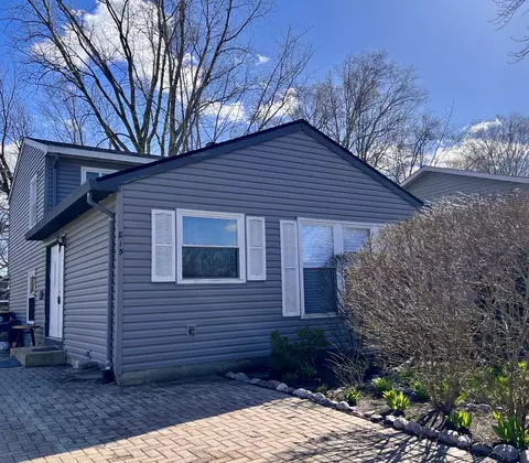 815 Central Park Dr, Round Lake Beach, IL 60073