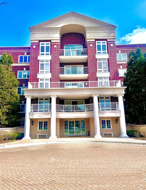 7011 W Touhy Ave #303, Niles, IL 60714