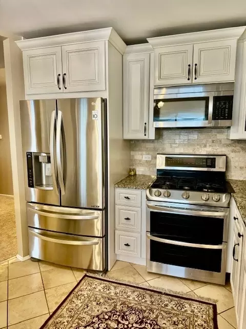 Kitchen - 1406 Tulip Ct #D2, Wheeling, IL 60090 photo 4 of 5