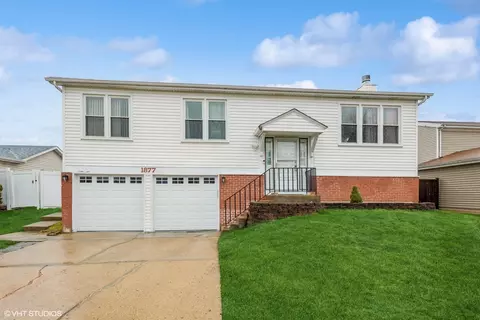 1877 Scarboro Dr, Glendale Heights, IL 60139