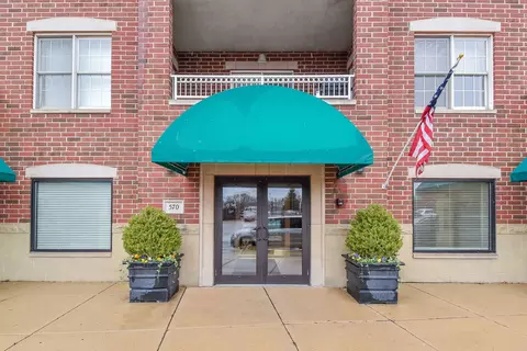 570 Crescent Blvd #303, Glen Ellyn, IL 60137