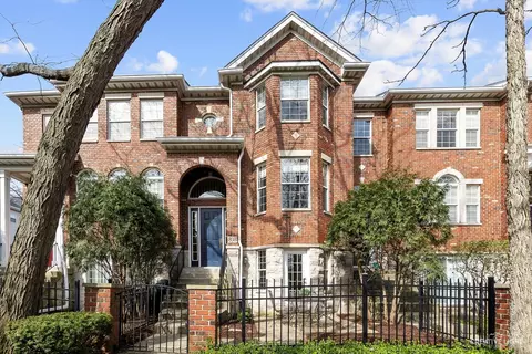838 Shandrew Dr, Naperville, IL 60540