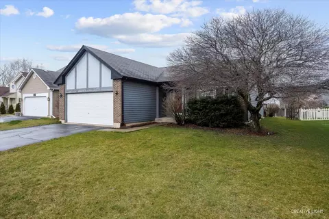 1216 Hackberry Ct, Elgin, IL 60120