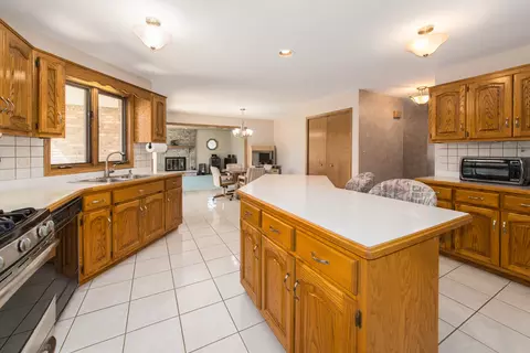 Kitchen - 10501 Dickens Dr, Mokena, IL 60448 photo 3 of 3