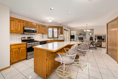 Kitchen - 10501 Dickens Dr, Mokena, IL 60448 photo 2 of 3