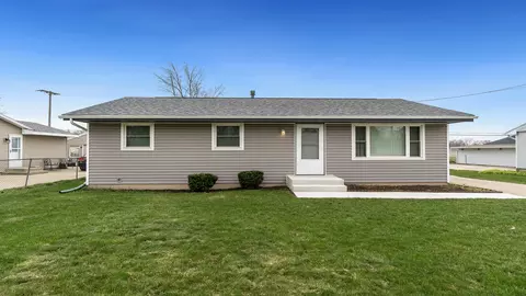 817 Copper Dr, Machesney Park, IL 61115