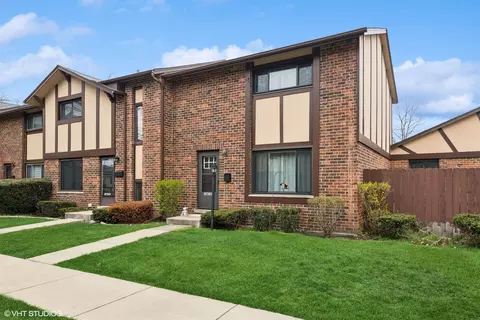 18 W184 Knollwood Ln, Villa Park, IL 60181