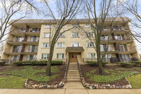 225 E Wing St #302, Arlington Heights, IL 60004