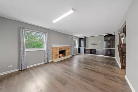 Living - 109 Heather Ct, Rolling Meadows, IL 60008 photo 2 of 3
