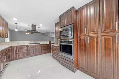 Kitchen - 109 Heather Ct, Rolling Meadows, IL 60008 photo 2 of 5