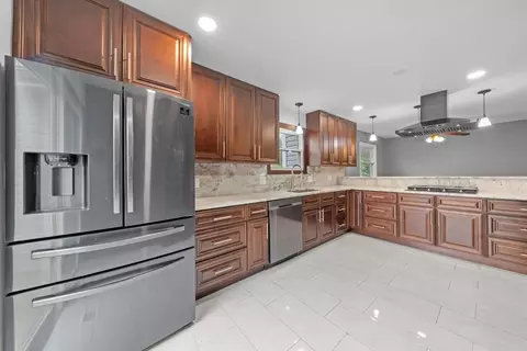 Kitchen - 109 Heather Ct, Rolling Meadows, IL 60008 photo 4 of 5