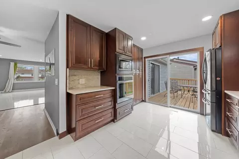 Kitchen - 109 Heather Ct, Rolling Meadows, IL 60008 photo 3 of 5