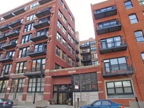 226 N Clinton St #105, Chicago, IL 60661