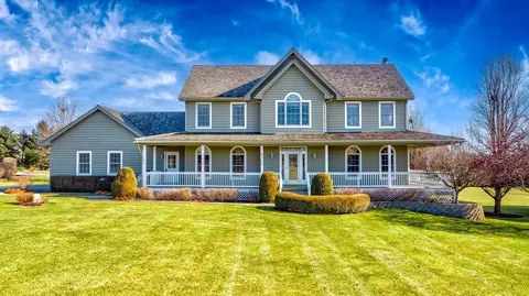 8306 Country Shire Ln, Spring Grove, IL 60081
