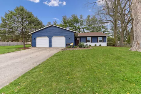 608 Raymond Ct, Mahomet, IL 61853