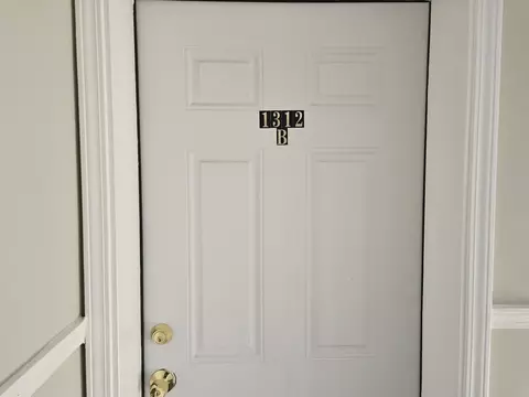 Entry Way - 1312 Perry St #B, Des Plaines, IL 60016 photo 1 of 1