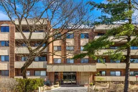 9242 Gross Point Rd #407, Skokie, IL 60077
