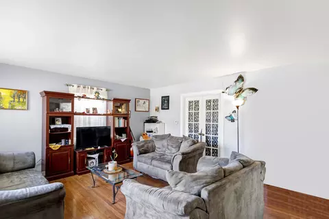 105 S Commonwealth Ave, Elgin, IL 60123 photo 3
