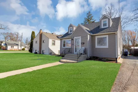 105 S Commonwealth Ave, Elgin, IL 60123 photo 2