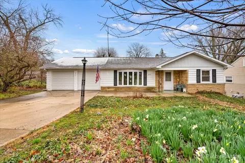 3212 Midway Dr, Island Lake, IL 60042
