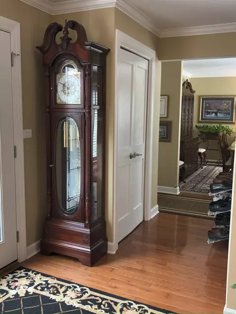 Entry Way - 2098 Creekside Dr, Wheaton, IL 60189 photo 2 of 4
