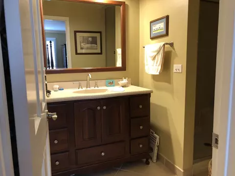 Bath - 2098 Creekside Dr, Wheaton, IL 60189 photo 2 of 3
