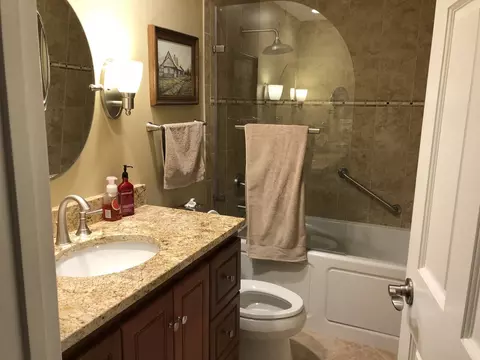 Bath - 2098 Creekside Dr, Wheaton, IL 60189 photo 3 of 3