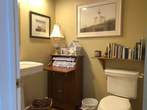 Bath - 2098 Creekside Dr, Wheaton, IL 60189 photo 1 of 3