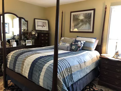 Bedroom - 2098 Creekside Dr, Wheaton, IL 60189 photo 1 of 3