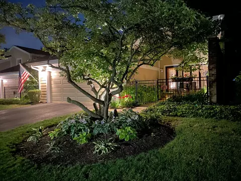 2098 Creekside Dr, Wheaton, IL 60189