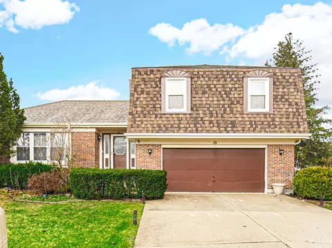 10 Newtown Ct W, Buffalo Grove, IL 60089