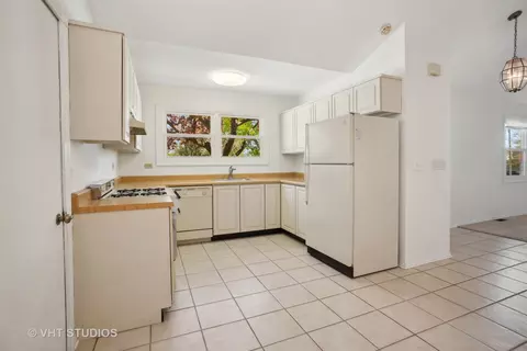 Kitchen - 1435 Saddlebrook Cir, Algonquin, IL 60102 photo 1 of 2