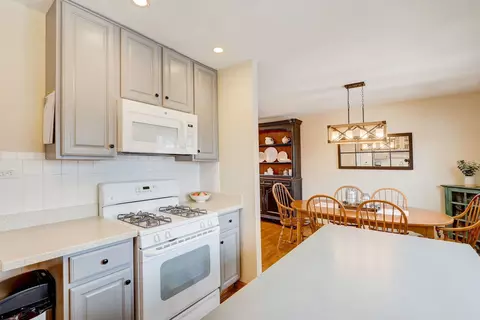 Kitchen - 1655 Highland Blvd, Hoffman Estates, IL 60169 photo 4 of 5