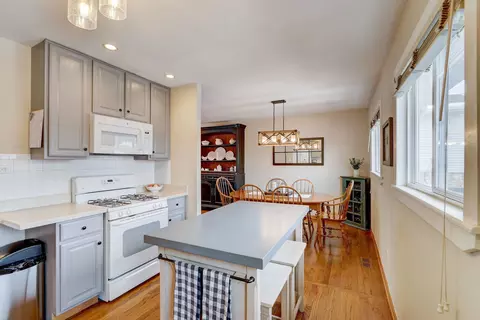 Kitchen - 1655 Highland Blvd, Hoffman Estates, IL 60169 photo 2 of 5