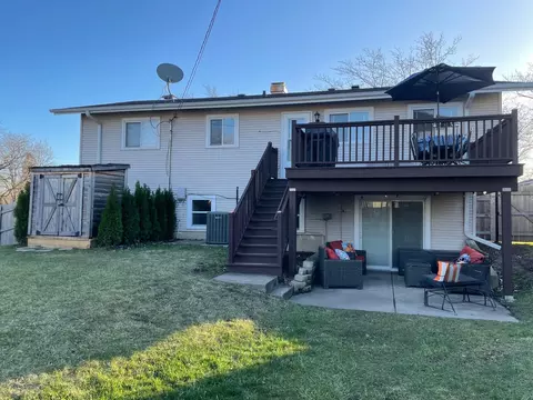 Exterior - 1655 Highland Blvd, Hoffman Estates, IL 60169 photo 3 of 6