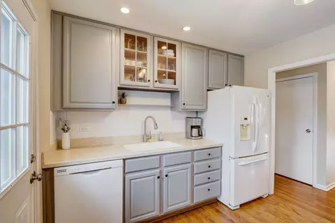Kitchen - 1655 Highland Blvd, Hoffman Estates, IL 60169 photo 3 of 5